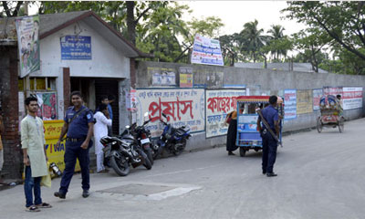 স্বামী-স্ত্রী’রও রেহায় নেই : পুলিশ চেকপোষ্টে প্যান্ট খুলতেও এখন বাধ্য করা হয়!