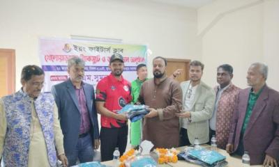 নারায়ণগঞ্জ খেলোয়াড়দের ট্রাকস্যুট ও জার্সি প্রদান